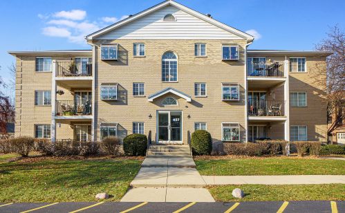 457 Valley Dr, Naperville, IL 60563-2925