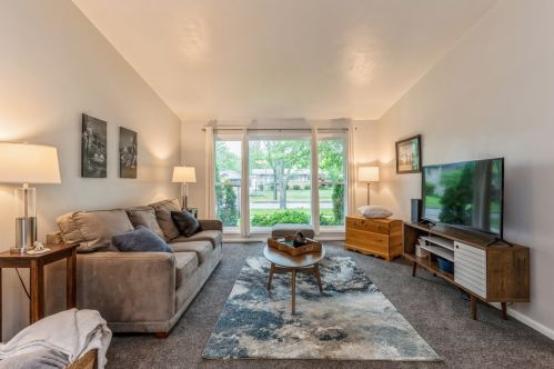 3905 Wren Ln, Rolling Meadows, IL 60008-2960