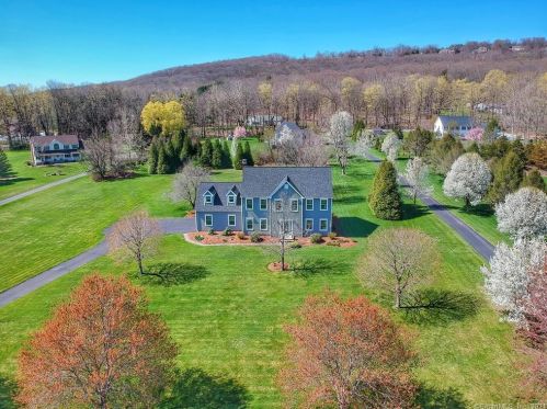 28 Meadowbrook Ln, Woodbury, CT 06798-2634