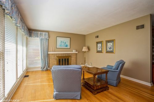 18 Hi Lusi Ave, Mount Prospect, IL 60056-3023