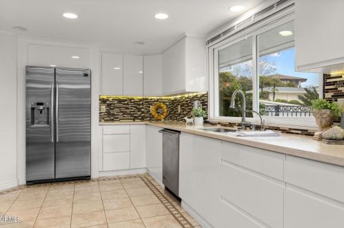 3333 Country Club Dr, Glendale CA  91208-1717 exterior