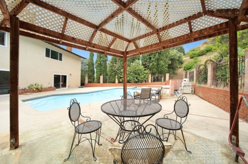 231 Sleepy Holw Dr, Glendale CA 91206-4727 exterior