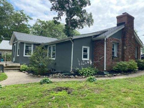 15 Upper Rainbow Trl, Parsippany, NJ 07834-3324