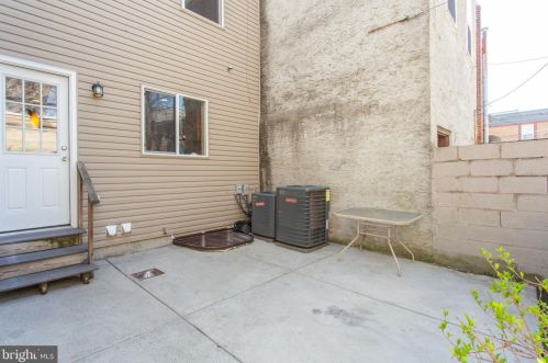 1704 4 St, Philadelphia PA 19133-3230 exterior