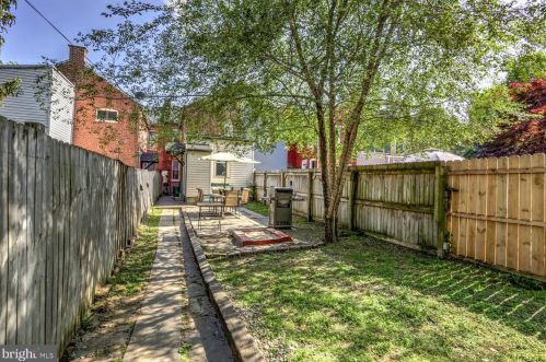 521 Walnut St, Lancaster PA  17603-3305 exterior