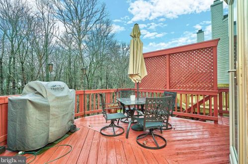 6740 Sunset Woods Ct, Springfield VA  22015-4241 exterior