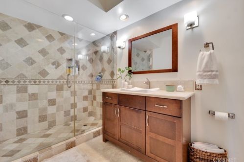 1664 Las Flores Dr, Glendale CA  91207-1200 exterior