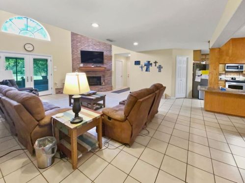 221 Pecan Est Rd, Angleton TX 77515-8463 exterior