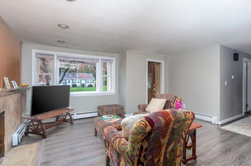 42 Northampton St, Warwick, RI 02888-1202