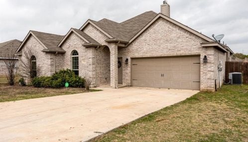 3010 27th St, Fort Worth, TX 76106-4905