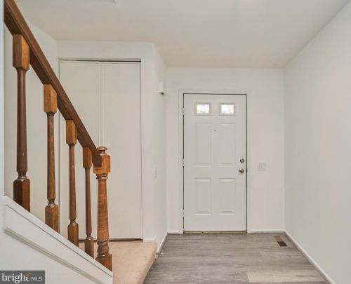 10114 Sassafras Woods Ct, Springfield, VA 22015-2705