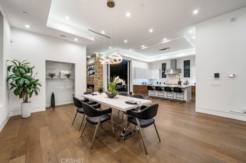 5128 Noble Ave, Van Nuys CA  91403-1376 exterior