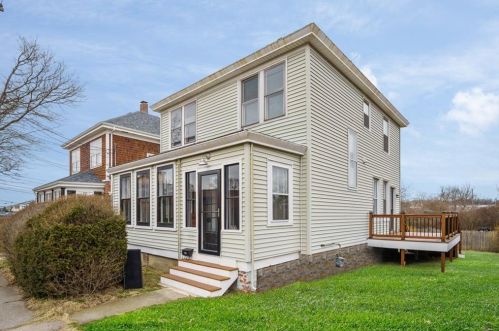 209 3rd St, Middletown, RI 02840-1063