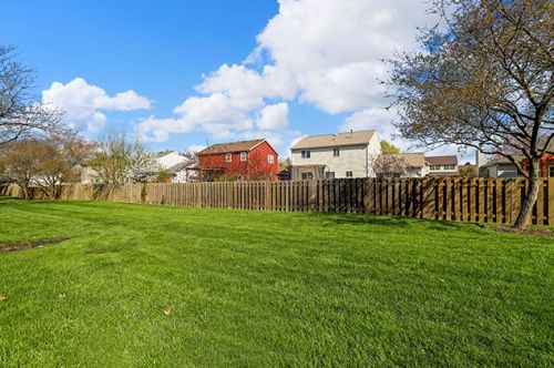 535 Canterbury Dr, Carol Stream IL  60188-3925 exterior
