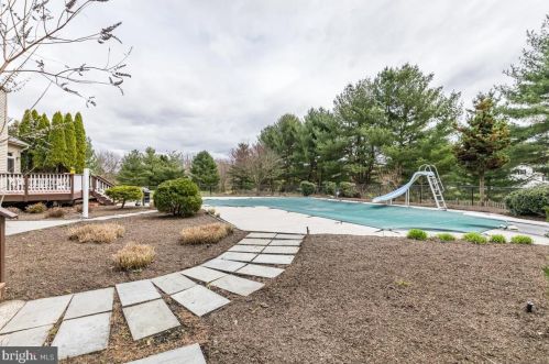 8 Tomlyn Dr, Princeton NJ  08540-4316 exterior