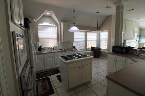 8652 Wellington Pt Dr, Irving TX 75063 exterior