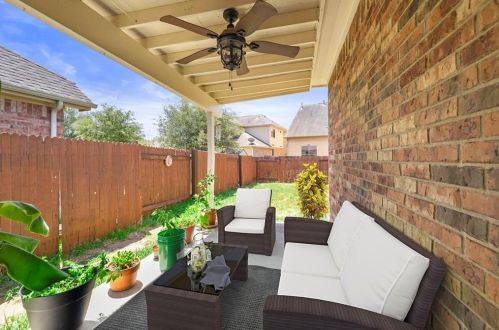 201 Desert Primrose Dr, Austin TX  78748-4031 exterior