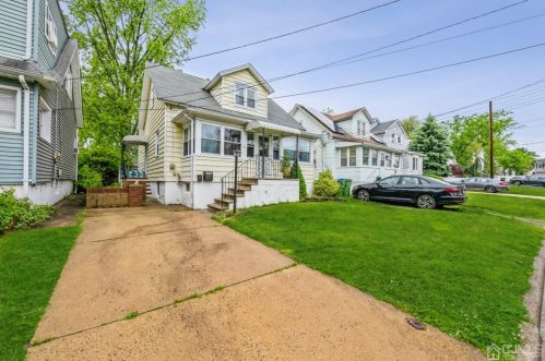 4 Vale St, Edison, NJ 08817-3403