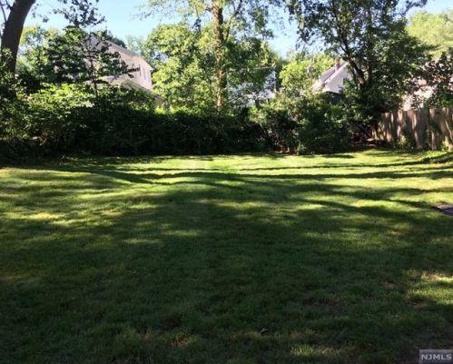 21 Poplar St, Cresskill, NJ 07626-2526