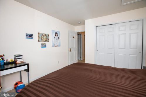 9 Nestlewood Way, Princeton NJ  08540-6132 exterior