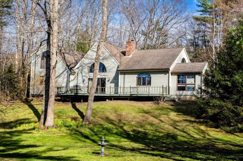 8 Acorn Ln, Manchester, ME 04351-3701