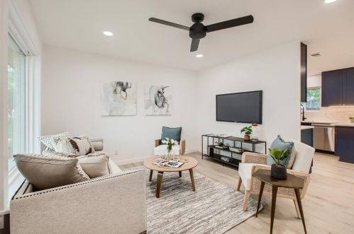 1704 Fair Oaks Dr, Austin TX  78745-2810 exterior
