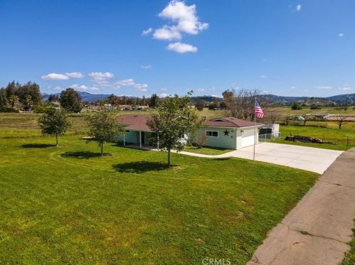 1637 Pine St, Ramona, CA 92065-1337