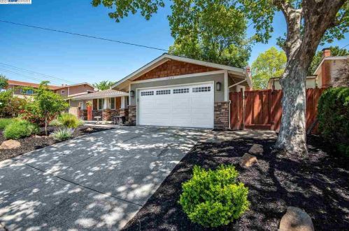 7967 Peppertree Rd, Pleasanton, CA 94568-1348