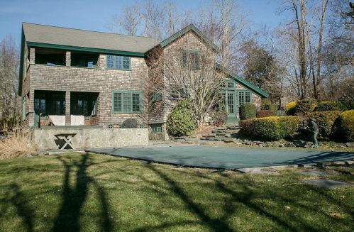 56 Summerfield Ln, Middletown, RI 02842-7521