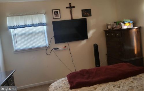 37 Longwood Dr, Trenton NJ 08620-2415 exterior