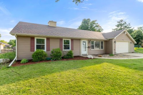 23 Cebold Dr, Boulder Hill, IL 60538-2713