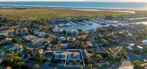 17089 Westport Dr, Huntington Beach CA  92649-4246 exterior