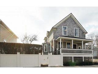 94 3rd St, Middletown, RI 02840-1543