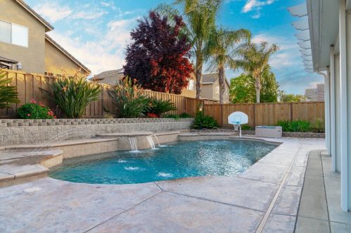 1380 Edmonton Ct, Tracy, CA 95376-8327