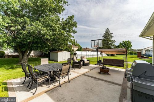 74 Wolf Dr, Trenton NJ 08610-1125 exterior