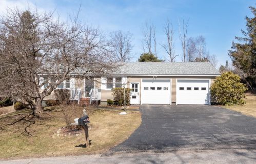 15 Mountain View Dr, Tilton, NH 03276-5401