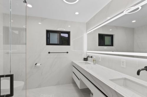 2434 Delisle Ct, Glendale CA  91208-2210 exterior