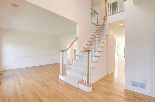 16 Island View Ter, East Hampton, CT 06424-1380