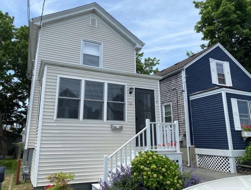 18 Almy St, Middletown, RI 02840-1810