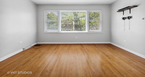1240 Roscoe St, Chicago, IL 60657-1424