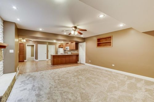 8901 Maple Ave, Willowbrook IL 60527-6469 exterior