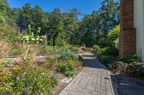 31 Country Oaks Rd, Lebanon, NJ 08833-3126