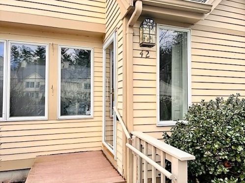 42 Dorchester Way, Nashua, NH 03064-8116