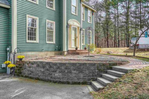 387 Lang Rd, Portsmouth, NH 03801-5819