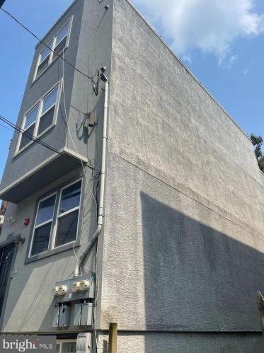 2243 12th St, Philadelphia, PA 19133-1033