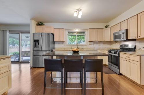 747 Kristy Ln, Wheeling, IL 60090-5595