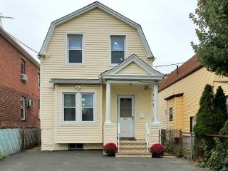 231 Kingsland Ave, Lyndhurst, NJ 07071-2608
