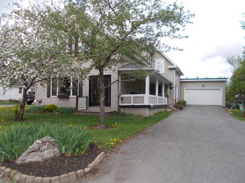 46 Presque Isle St, Fort Fairfield, ME 04742-1033