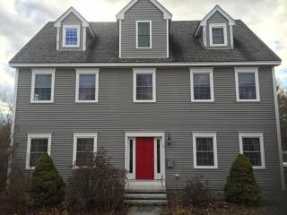 9 Fordway St, Derry, NH 03038-2633