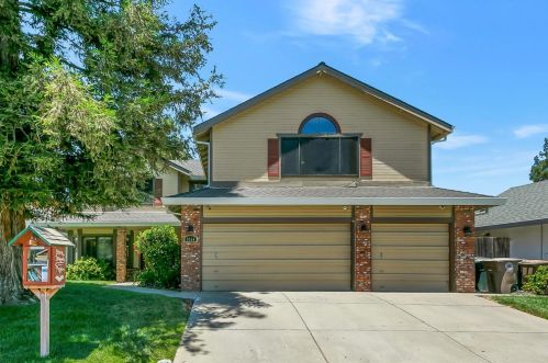 9554 Soaring Oaks Dr, Elk Grove, CA 95758-1022